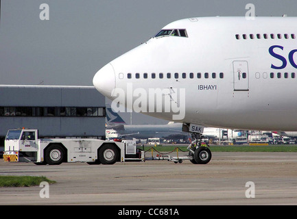 South African Airways Boeing 747-400 (ZS-SAK) le remorquage à l'aéroport Heathrow de Londres, Angleterre. Banque D'Images