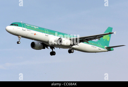 Aer Lingus Airbus A321-200 (EI-CPH) l'atterrissage à l'aéroport de Londres (Heathrow), l'Angleterre. Banque D'Images