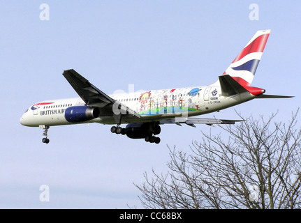 Le "Blue Peter", une peinture de British Airways Boeing 757-200 (G-CPEM), l'atterrissage à l'aéroport Heathrow de Londres. Banque D'Images