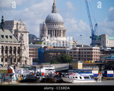 Occupé, occupé à Londres, en face de la Cathédrale St Paul Banque D'Images