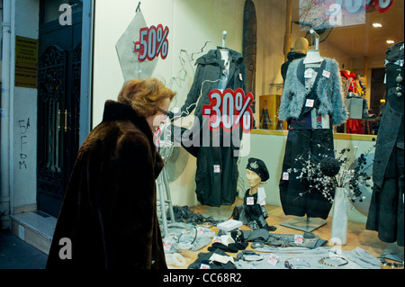 Paris, France, Woman Shopping Alone, soldes de janvier dans les petites entreprises, magasin de vêtements, enseignes de vitrine de magasin, vitrine de magasin, étiquettes de vente sur les vêtements Banque D'Images