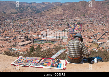 Artiste masculin peignant la ville, Cusco, Pérou. Banque D'Images