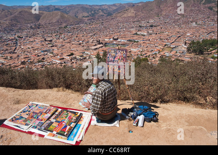 Artiste masculin peignant la ville, Cusco, Pérou. Banque D'Images