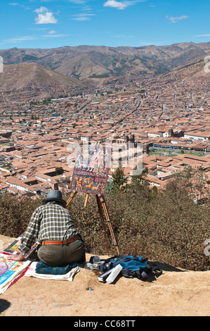 Artiste masculin peignant la ville, Cusco, Pérou. Banque D'Images