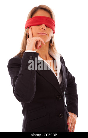 Businesswoman avec une écharpe rouge dans ses yeux pensant que faire Banque D'Images