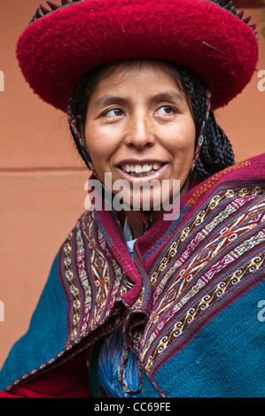 Pérou, Chincheros. Femme péruvienne en costume traditionnel à la coop d'artisanat local de l'atelier. Banque D'Images