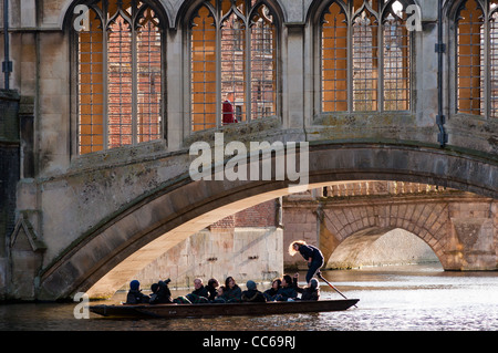 Barques sous le Pont des Soupirs à St John's College, Université de Cambridge, Angleterre. Banque D'Images