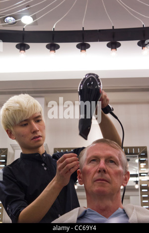 Coup coiffure cheveux du client de séchage, Centro de coiffure, centre commercial Suria KLCC, Kuala Lumpur, Malaisie Banque D'Images