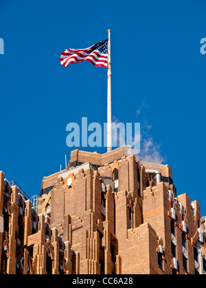 Drapeau américain vole au-dessus de l'Édifice Guardian à Detroit au Michigan Banque D'Images