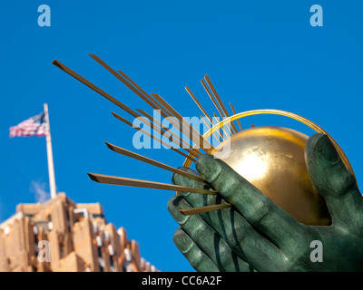 L'esprit de Detroit statue main tenant un globe avec le Guardian Building et un drapeau américain à Detroit Michigan USA. Banque D'Images