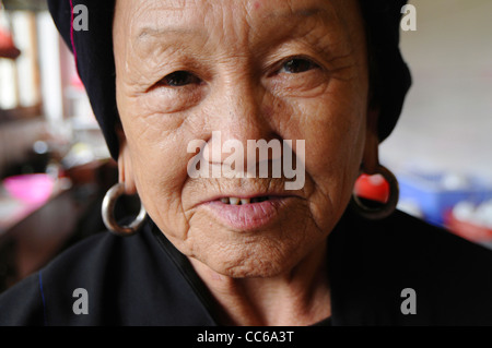 Personnes âgées femme yao rouge, Huangluo Yao Village, Longsheng, Guilin, Guangxi, Chine Banque D'Images