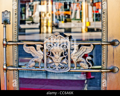 Street se reflète dans la vitre de la porte ouvragée qui ornent l'entrée du théâtre à Detroit au Michigan. Banque D'Images