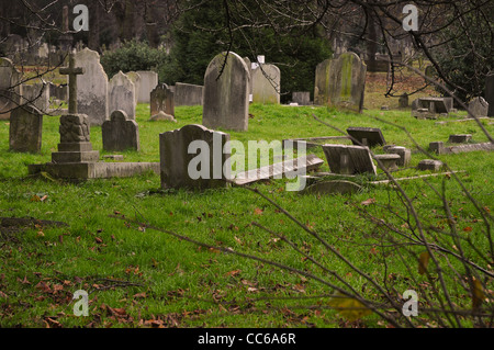 Pierres tombales dans un cimetière à une journée grise. Banque D'Images