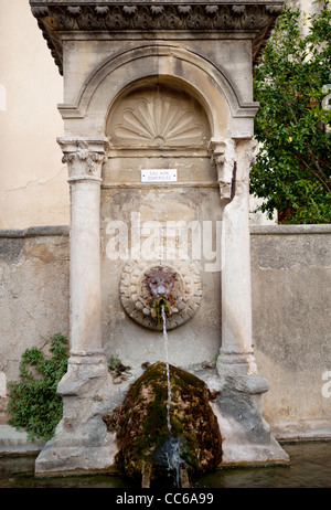 Une tête de lion fontaine sculpute à Lourmarin, Provence, France Banque D'Images