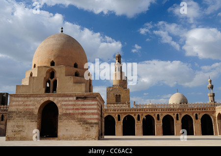Mosquée d'Ibn Tulun, construit dans le 9ème siècle classique style abbasside, dans le Saiyida Zeinab quart du Caire. Banque D'Images
