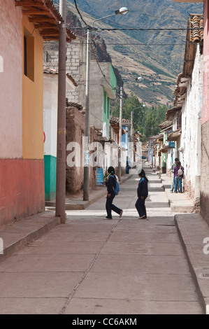 Rue du centre-ville, Urubamba, Pérou. Banque D'Images