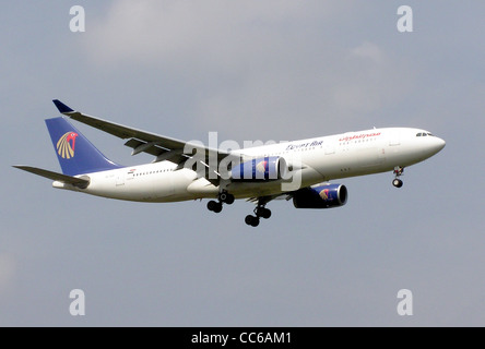 Egyptair Airbus A330-200 (SU-CME) l'atterrissage à l'aéroport Heathrow de Londres, Angleterre. Banque D'Images