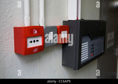 Point d'appel d'urgence bris de glace Zone rouge allume les feux du contacteur d'alarme incendie classiques de bord Banque D'Images
