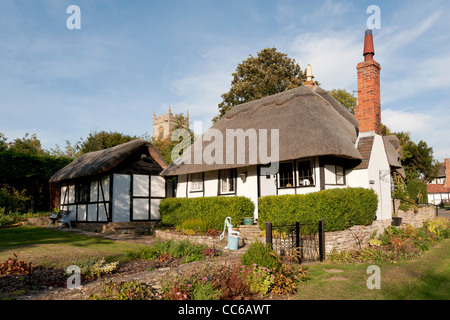 Cottage traditionnel à l'église Saint Pierre derrière, Welford-sur-Avon, dans le Warwickshire, Angleterre, RU Banque D'Images