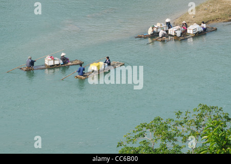 Les bateaux d'excursion sur la rivière, cascade Detian, Chongzuo, Guangxi, Chine Banque D'Images