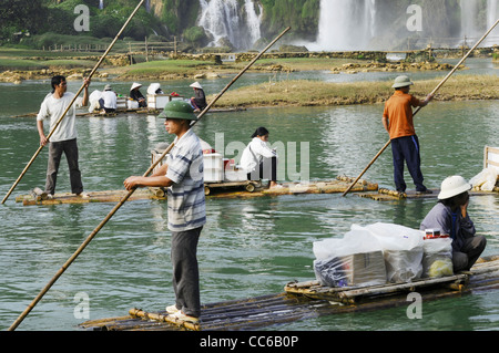 Les vendeurs locaux vendant des biens en radeau de bambou, Cascade Detian, Chongzuo, Guangxi, Chine Banque D'Images