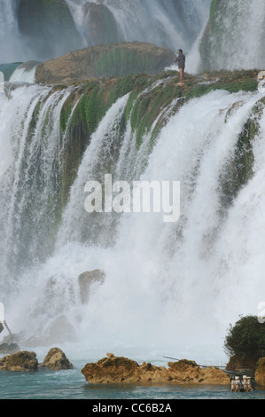 Homme debout sur la Cascade Detian, Chongzuo, Guangxi, Chine Banque D'Images