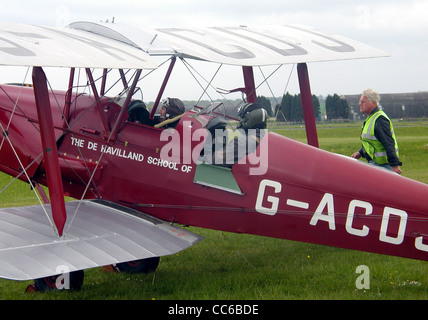 De Havilland DH82a Tiger Moth (UK-G inscription ACDJ, année de construction 1933) à l'Aérodrome de Kemble, Gloucestershire, Angleterre. Banque D'Images
