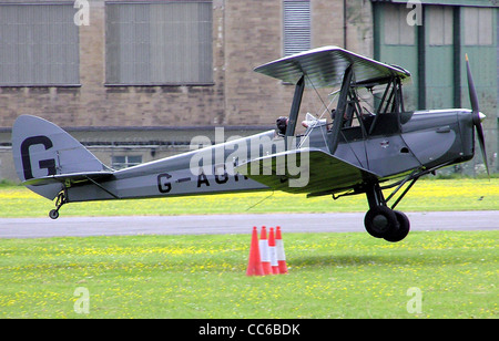De Havilland DH82a Tiger Moth (UK-G inscription AGHY, année de construction 1939) à l'Aérodrome de Kemble, Gloucestershire, Angleterre. Banque D'Images