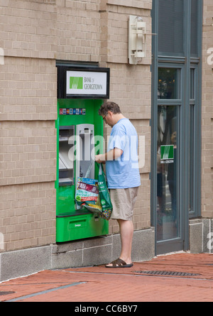 Un homme de race blanche à l'aide d'un distributeur automatique avec panier - USA Banque D'Images