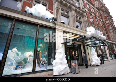 Grand magasin Harvey Nichols avec Noël fenêtre affiche à Knightsbridge London England uk united kingdom Banque D'Images