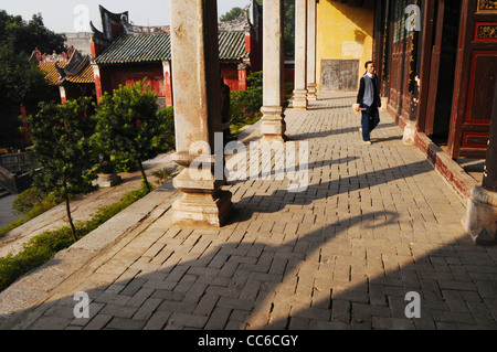 Les personnes qui visitent la salle Dacheng, Temple de Confucius, Guilin, Guangxi, Chine Banque D'Images