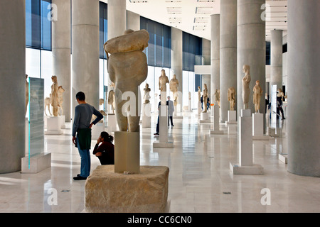 Vue intérieure de la (nouvelle) Musée de l'Acropole. Ici vous pouvez voir la galerie archaïque au 1er étage (niveau 1). Athènes, Grèce Banque D'Images