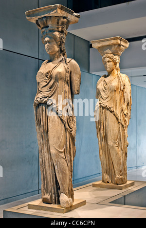 Deux des cariatides, authentique de l'Afrique du portique de l'Erechtheion temple de l'Acropole, dans le musée de l'Acropole, Athènes Grèce. Banque D'Images