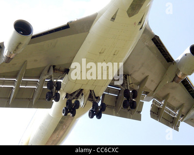 Les trains roulants d'ailes et de fuselage sur un Boeing 747-400 de Singapore Airlines à l'atterrissage à l'aéroport Heathrow de Londres, Angleterre. Banque D'Images