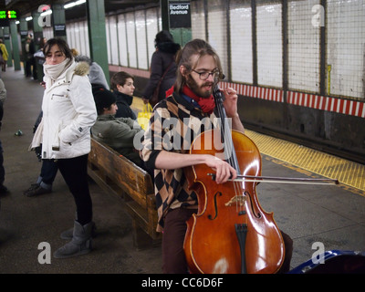 Violoncelliste dans métro, Bedford Avenue, L train, Brooklyn, New York Banque D'Images