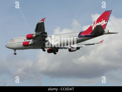 Virgin Atlantic Airways Boeing 747-400 (G-VBIG) l'atterrissage à l'aéroport de Londres (Heathrow), l'Angleterre. Banque D'Images