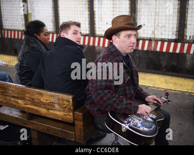 Musician playing dobro sur New York City subway, L train, Bedford Avenue, Brooklyn, New York Banque D'Images