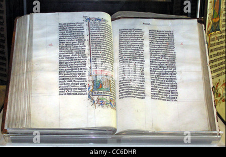 Une Bible manuscrite latine est exposée à l'abbaye de Malmesbury dans le Wiltshire, en Angleterre. La Bible, élaborée par des moines, est un artefact religieux et historique important de la période médiévale, présentant une calligraphie complexe et un manuscrit médiéval complet Banque D'Images