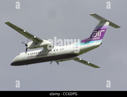 De Havilland Canada Dash 8 (G-WOWA) correctement (appelé le DHC-8-311) décollant de l'aéroport de Bristol, Bristol, Angleterre Banque D'Images