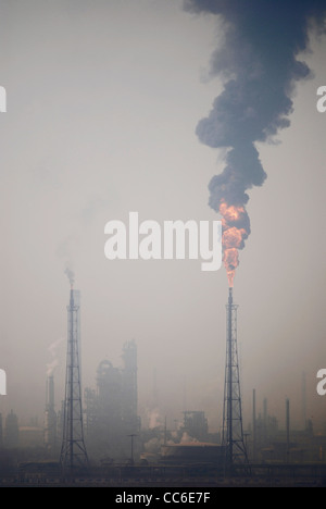 Cheminée de fumée sortant d'usine chimique, à Lanzhou, province du Gansu, Chine Banque D'Images