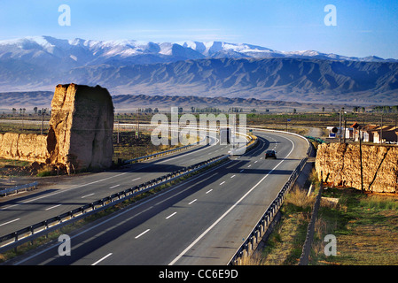 L'autoroute la Grande Muraille Ming throughing Shandan, Xinheyi Scenic Area, Zhangye, province du Gansu, Chine Banque D'Images