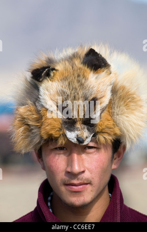 Portrait d'un homme portant un chapeau de fourrure fox à la tête. Banque D'Images