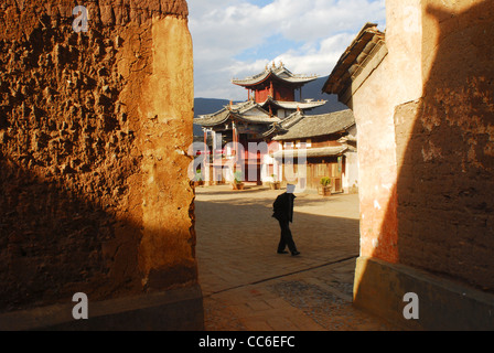 Vue depuis une allée en direction de l'ancien stade, Shaxi, ville ancienne, Dali, Yunnan, Chine Banque D'Images