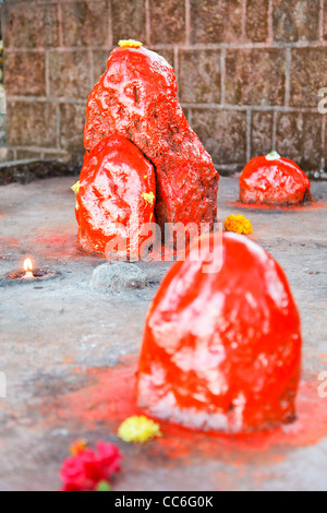 Portrait de shivlings vertical au lac du temple Hanuman Seigneur Mahabhaleshwar Vena Inde Banque D'Images