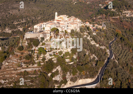 VUE AÉRIENNE.Village médiéval perché de la Roquette-sur-Var.Arrière-pays de la Côte d'Azur, France. Banque D'Images