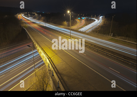 Autoroute à écoulement libre du trafic nocturne véhicules ont quitté les sentiers du m25 M26 A21 à deux voies junction flyover bridge Banque D'Images