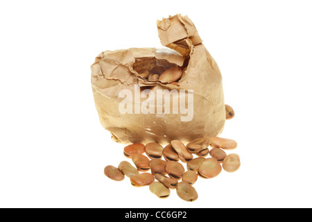 Sac en papier brun plein de graines de haricots blancs, de isolé Banque D'Images