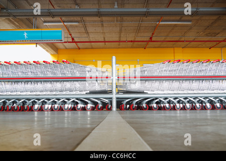 Chariots de magasinage dans le parking du centre commercial Banque D'Images