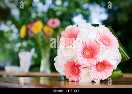 Le mariage fleurs sur table Banque D'Images