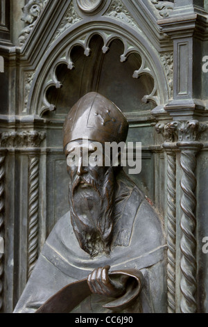 Décharge profonde de détails sur l'entrée de la porte de bronze - Basilica di Santa Maria del Fiore à Florence Banque D'Images